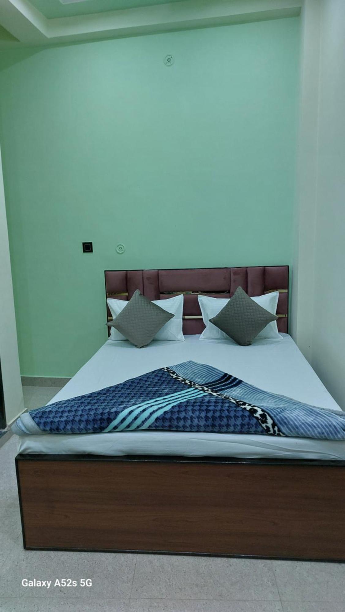 ורנאסי Narayani Paying Guest House מראה חיצוני תמונה