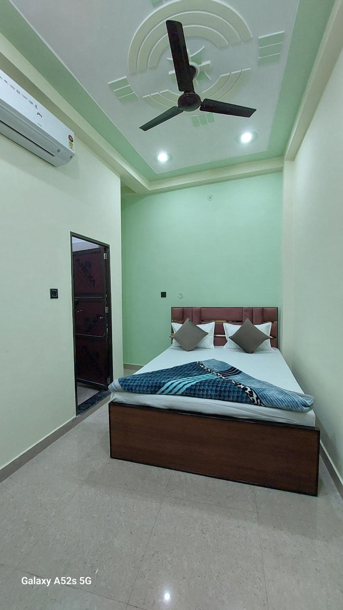 ורנאסי Narayani Paying Guest House מראה חיצוני תמונה