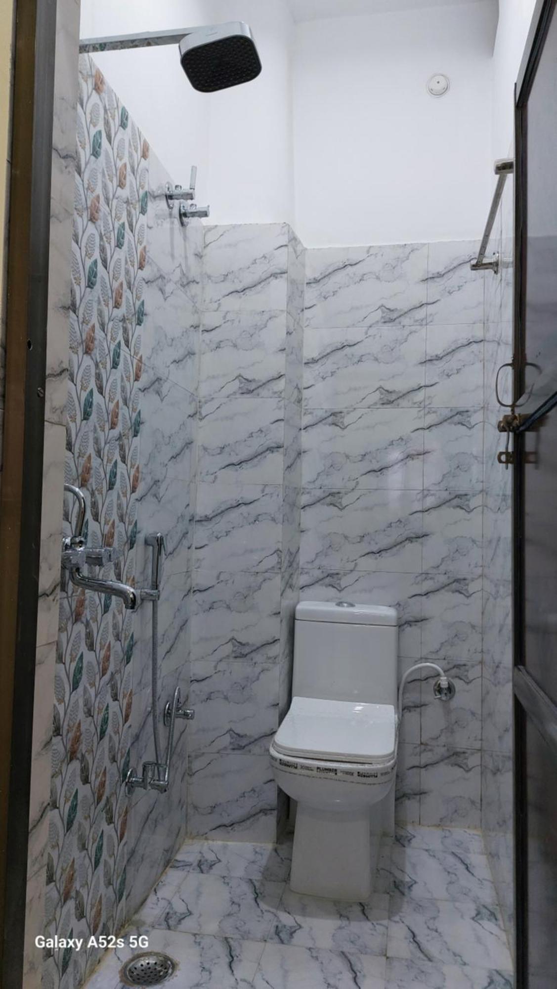 ורנאסי Narayani Paying Guest House מראה חיצוני תמונה