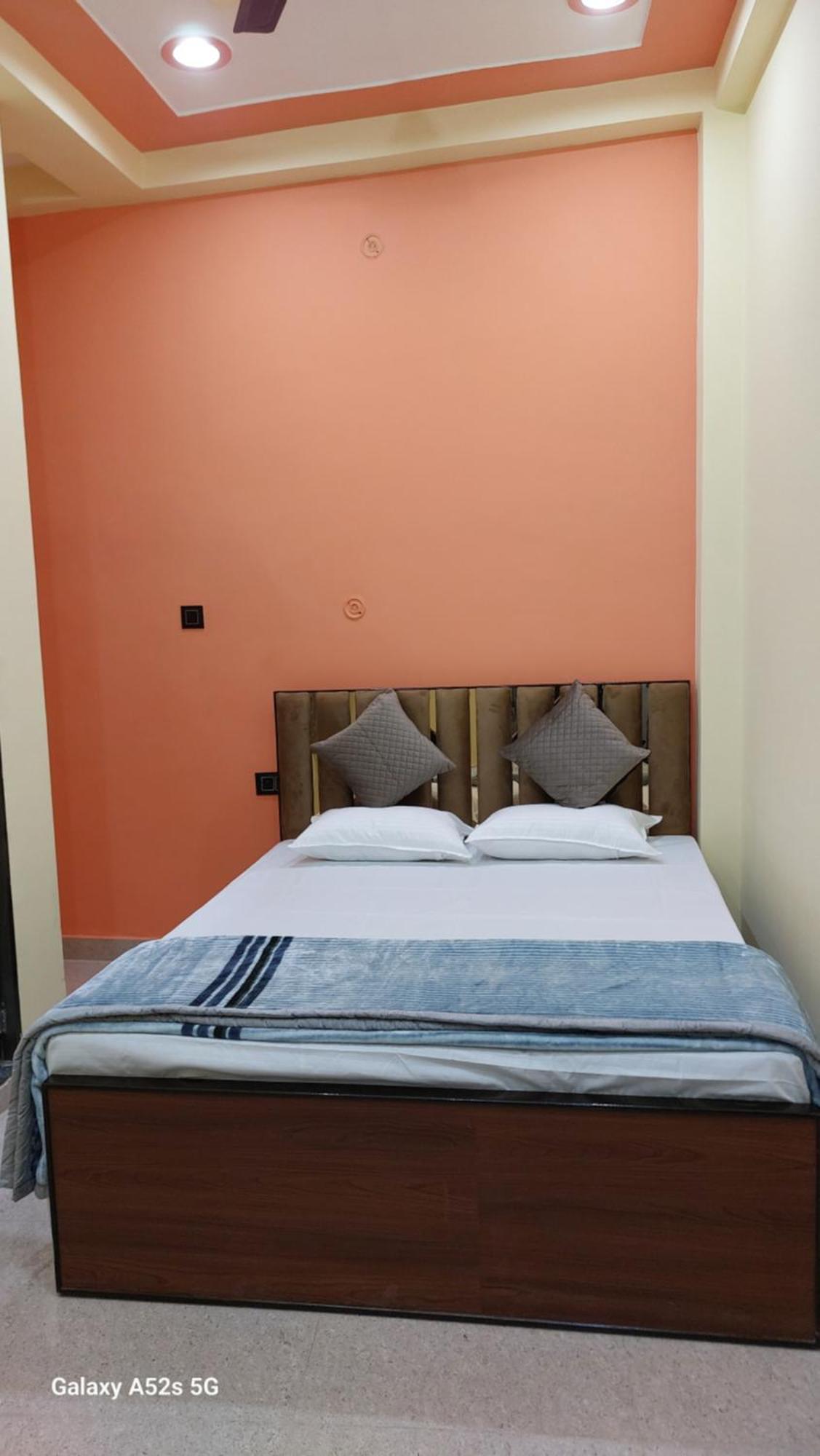 ורנאסי Narayani Paying Guest House מראה חיצוני תמונה