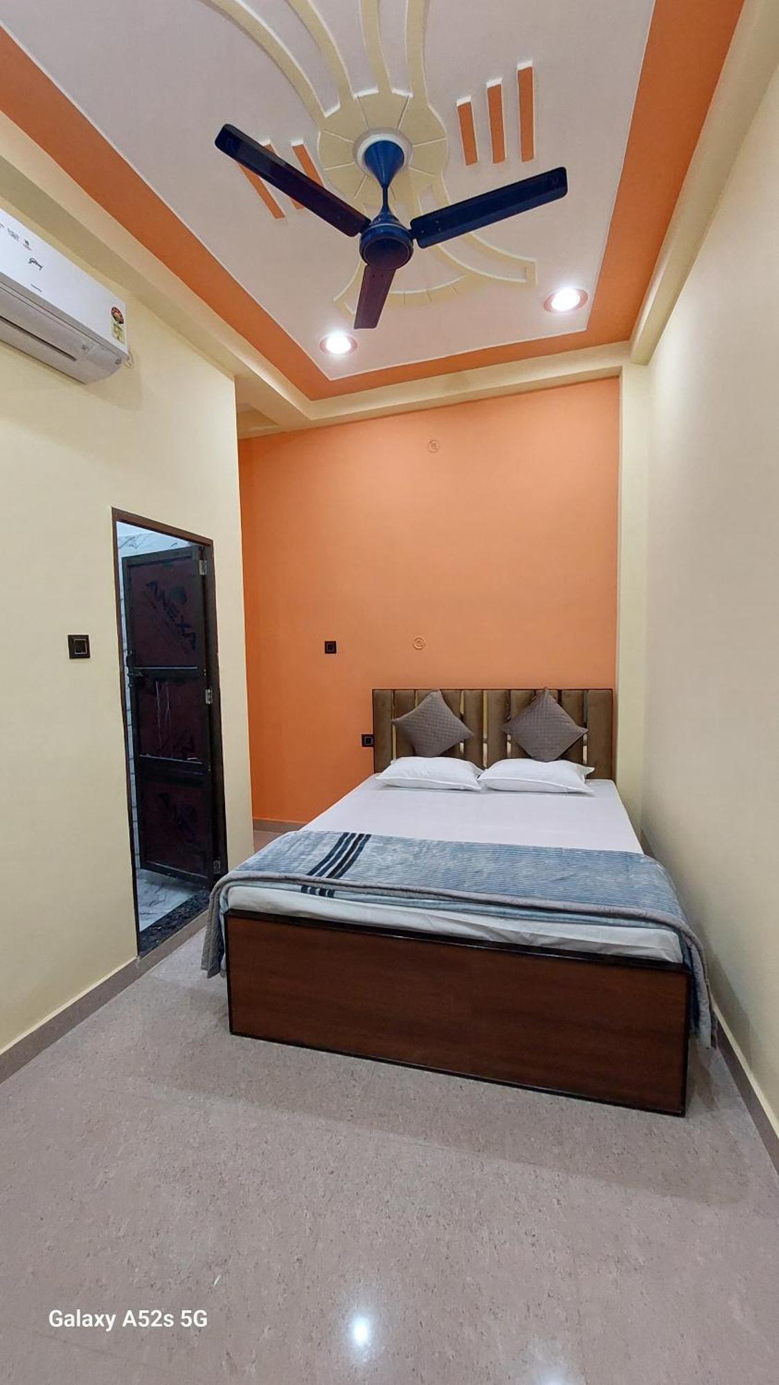 ורנאסי Narayani Paying Guest House מראה חיצוני תמונה