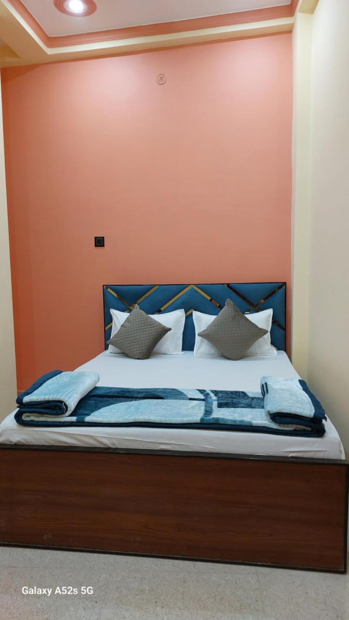 ורנאסי Narayani Paying Guest House מראה חיצוני תמונה