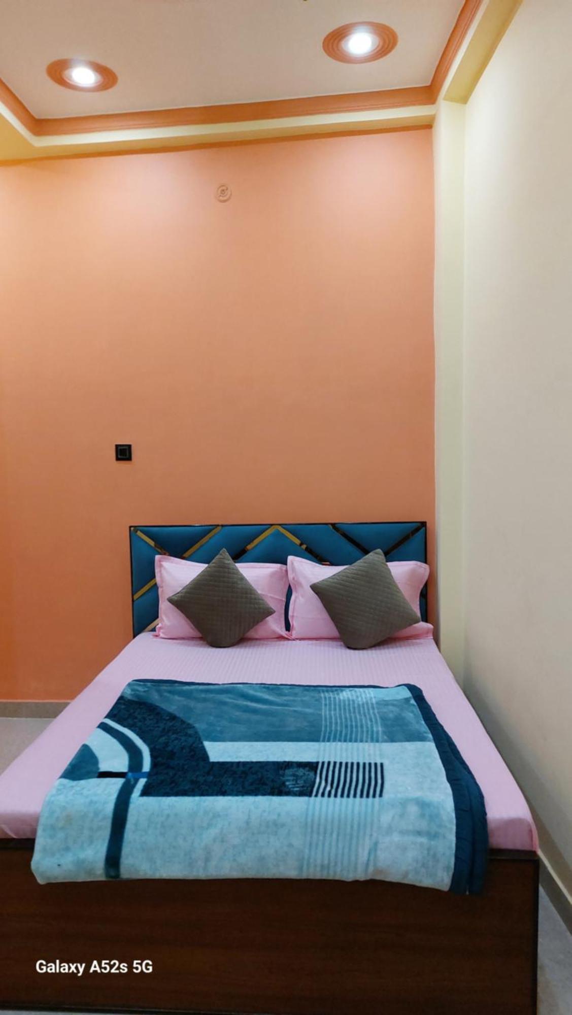 ורנאסי Narayani Paying Guest House מראה חיצוני תמונה